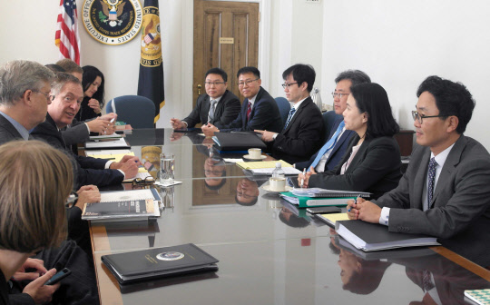 제2차 한미 FTA 공동위원회 특별회기 개최  김현종 산업통상자원부 통상교섭본부장(오른쪽 세번째)이 4일(현지시간) 미국 워싱턴 DC 무역대표부에서 열린 '제2차 한미 FTA 공동위원회 특별회기'에 참석해 로버트 라이트하이저 미국 무역대표부 대표 등과 함께 양국 FTA 현안에 관해 의견을 논의하고 있다. 2017.10.5 [산업통상자원부 제공=연합뉴스]